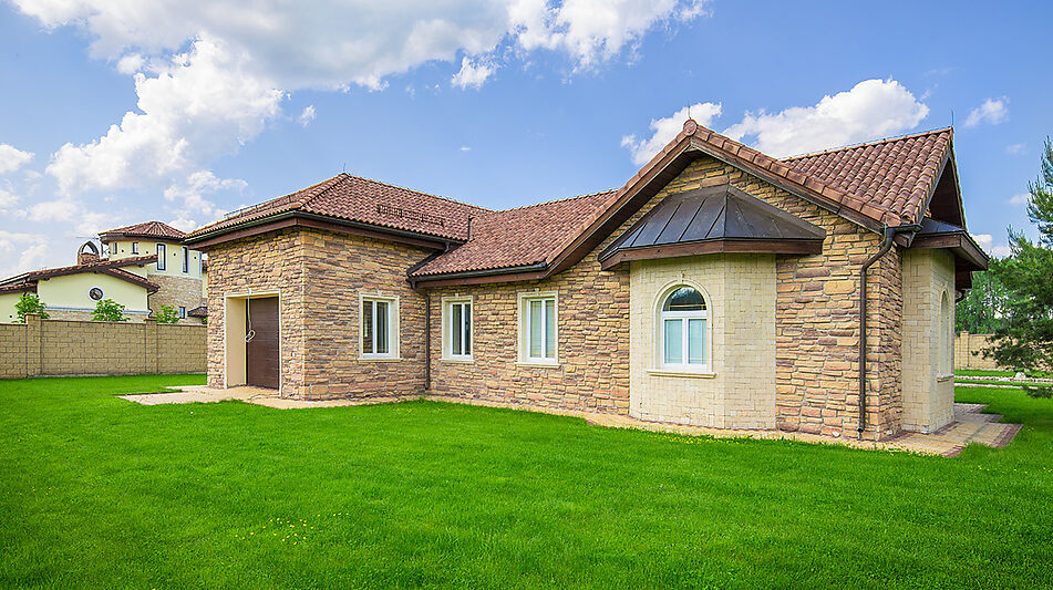 Вилла на берегу в поселке Пестово