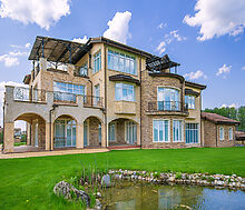 Вилла на берегу в поселке Пестово