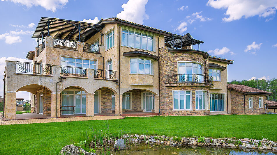 Вилла на берегу в поселке Пестово