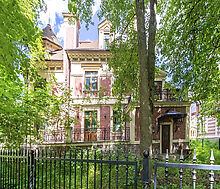 Дом у озера и парка в КП Довиль