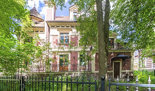 Дом у озера и парка в КП Довиль