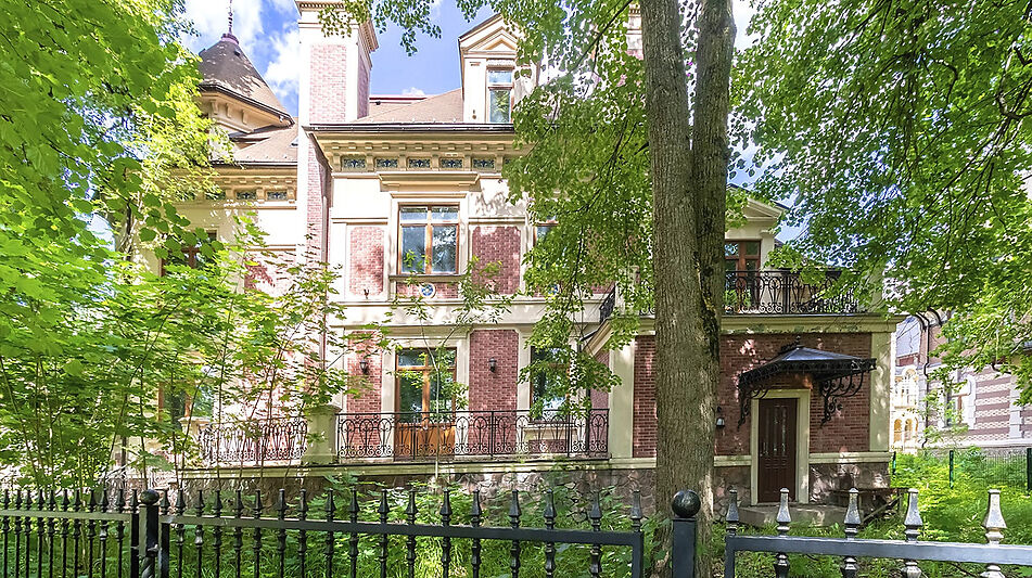 Дом у озера и парка в КП Довиль