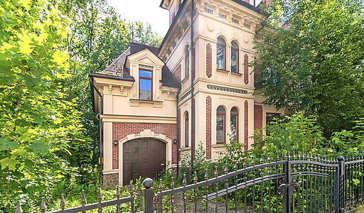 Дом у озера и парка в КП Довиль