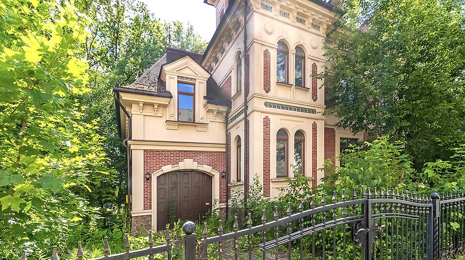 Дом у озера и парка в КП Довиль