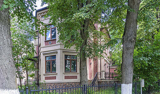 Дом у озера и парка в КП Довиль