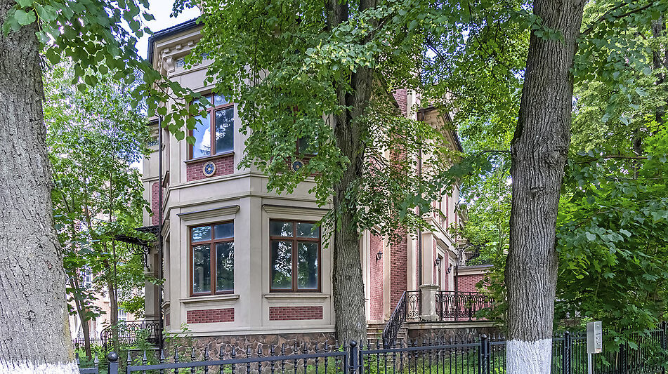 Дом у озера и парка в КП Довиль