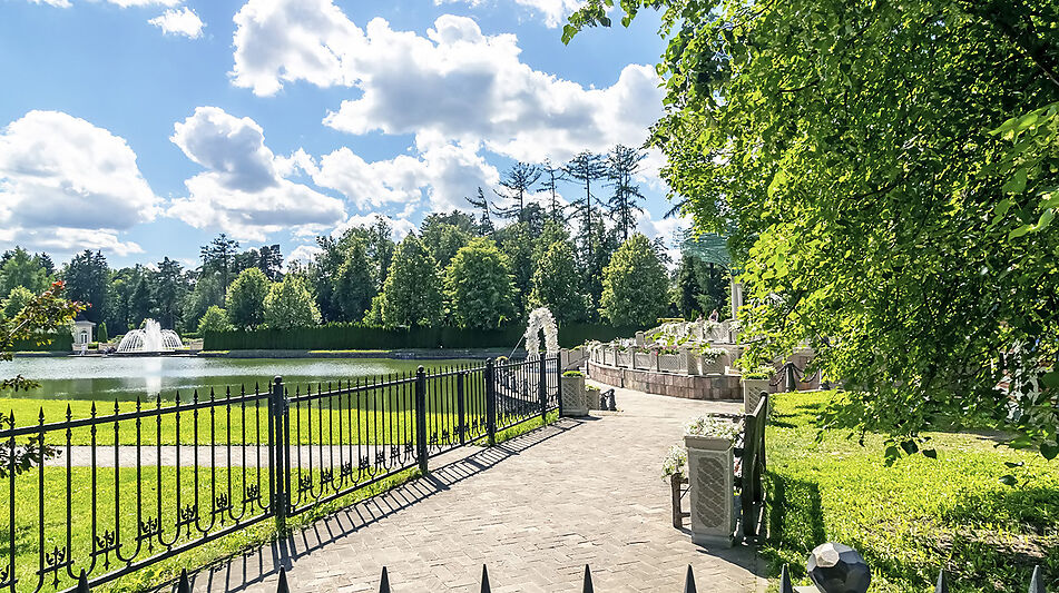 Дом у озера и парка в КП Довиль