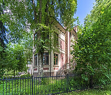 Дом у озера и парка в КП Довиль