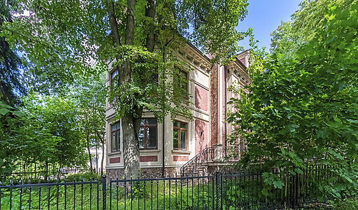 Дом у озера и парка в КП Довиль