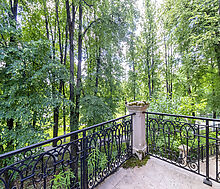 Дом у озера и парка в КП Довиль