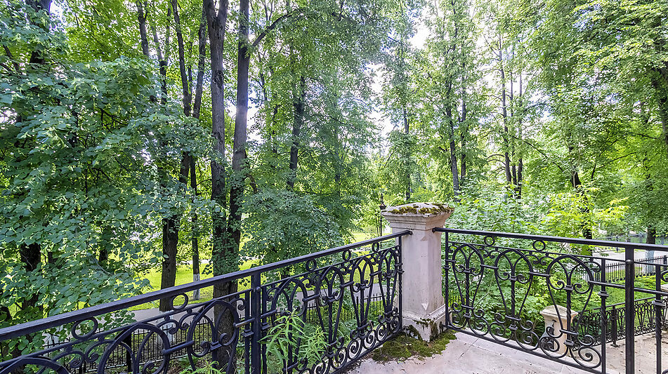 Дом у озера и парка в КП Довиль