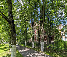 Дом у озера и парка в КП Довиль