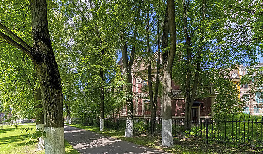 Дом у озера и парка в КП Довиль