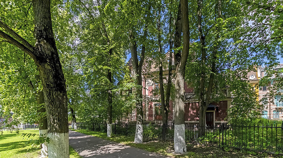 Дом у озера и парка в КП Довиль