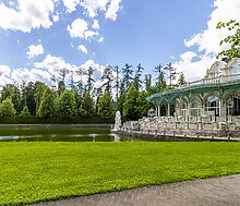 Дом у озера и парка в КП Довиль