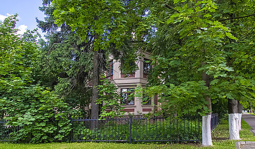 Дом у озера и парка в КП Довиль