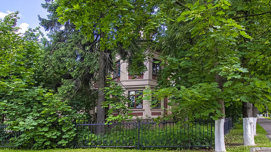 Дом у озера и парка в КП Довиль