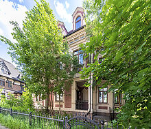 Дом у озера и парка в КП Довиль