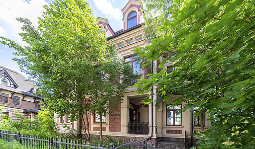 Дом у озера и парка в КП Довиль