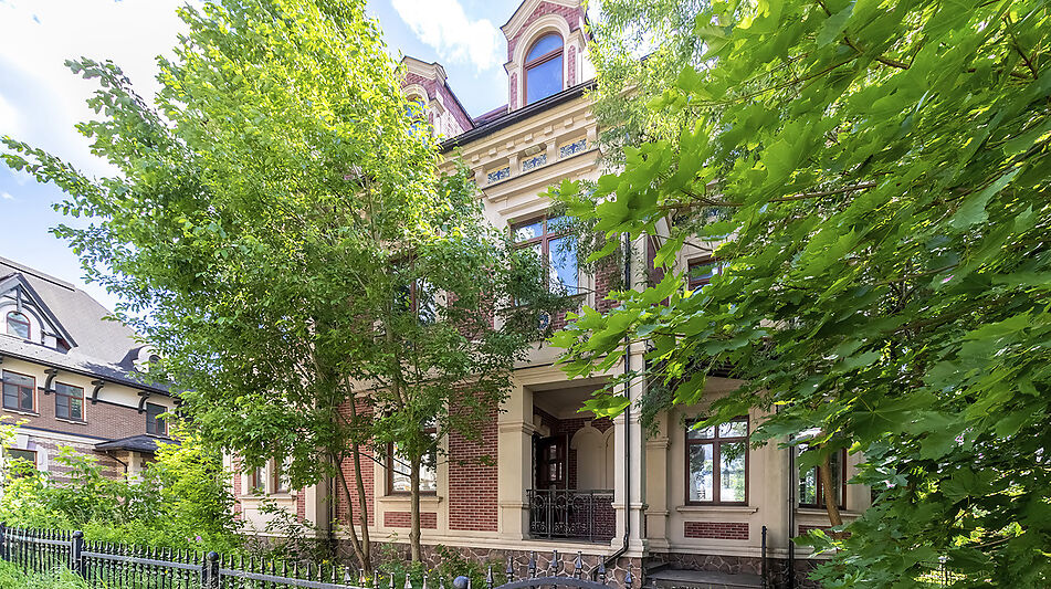 Дом у озера и парка в КП Довиль