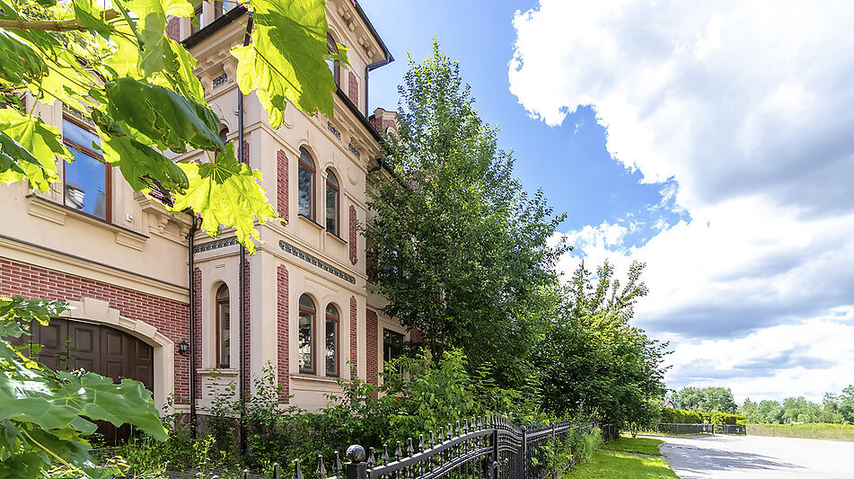 Дом у озера и парка в КП Довиль