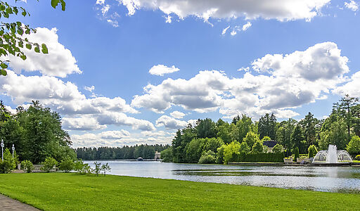 Дом у озера и парка в КП Довиль