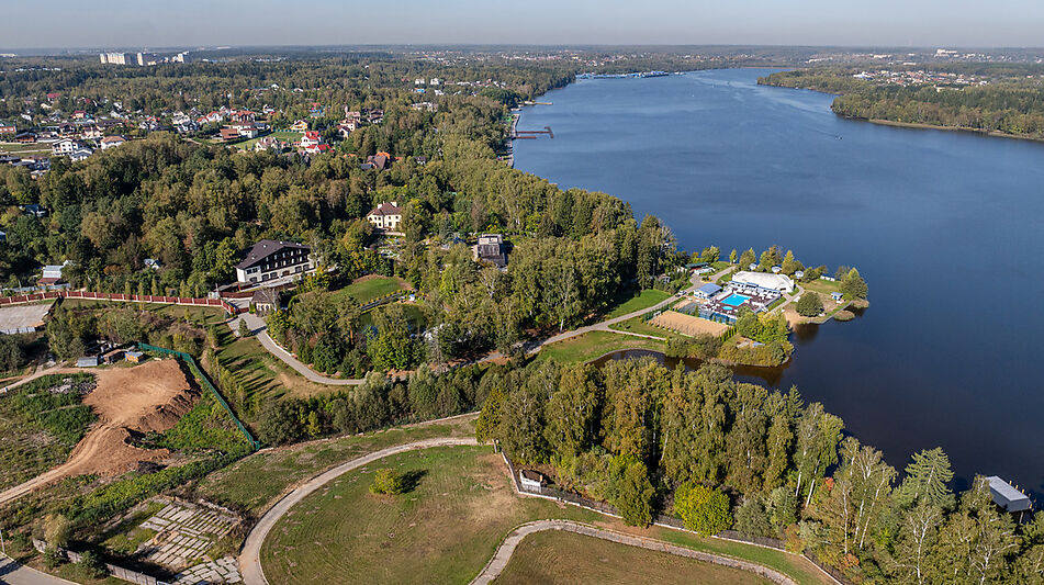 Участок на первой линии в КП Немо