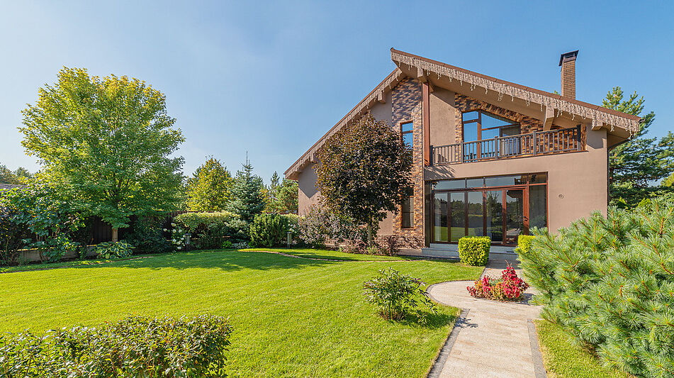 Современный дом у воды в Пестово