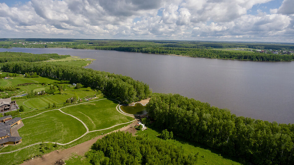Прилесной участок в гольф Пестово