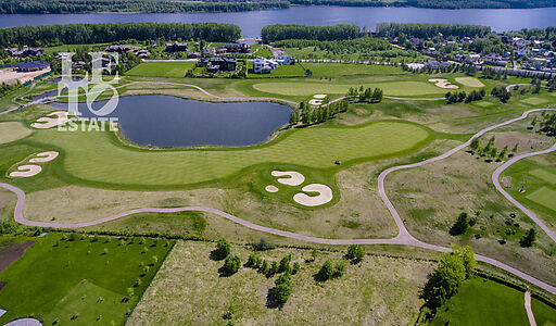 Прилесной участок в гольф Пестово