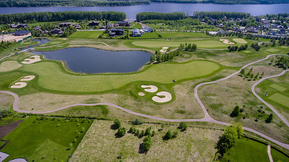 Прилесной участок в гольф Пестово