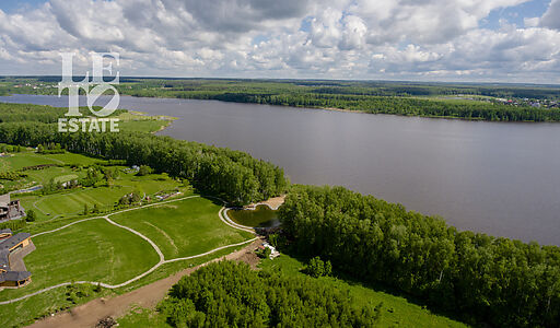 Прилесной участок в гольф Пестово