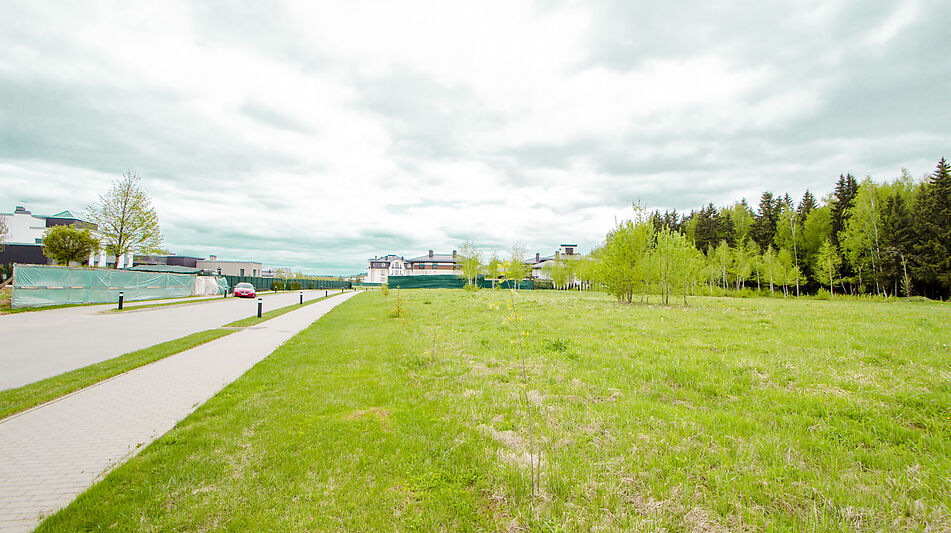 Прилесной участок в гольф Пестово