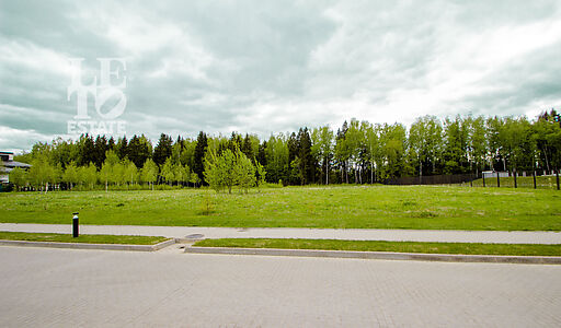 Прилесной участок в гольф Пестово