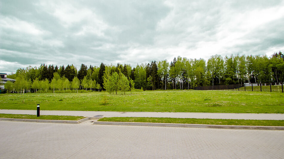 Прилесной участок в гольф Пестово