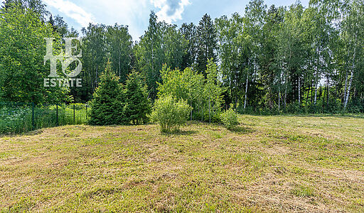 Прилесной участок в гольф Пестово