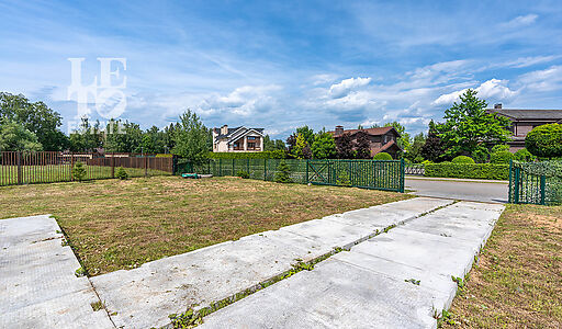 Прилесной участок в гольф Пестово