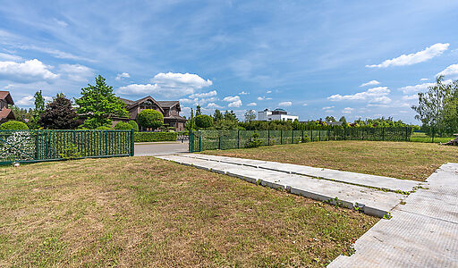 Прилесной участок в гольф Пестово