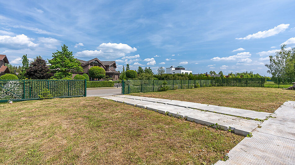 Прилесной участок в гольф Пестово