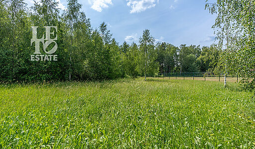 Прилесной участок в гольф Пестово