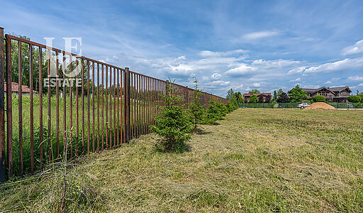 Прилесной участок в гольф Пестово