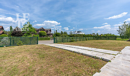 Прилесной участок в гольф Пестово