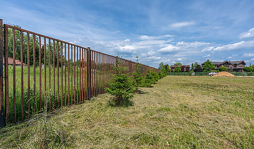 Прилесной участок в гольф Пестово