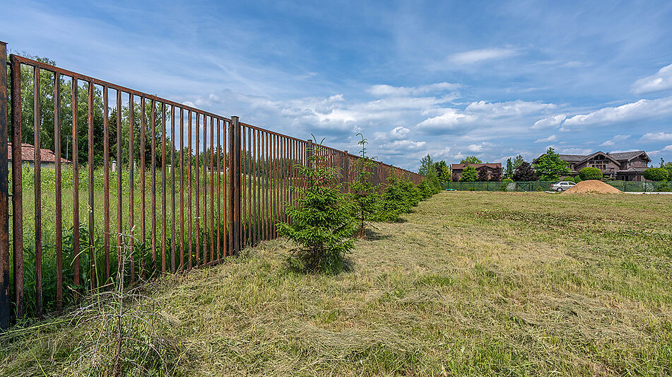 Прилесной участок в гольф Пестово