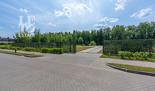 Прилесной участок в гольф Пестово