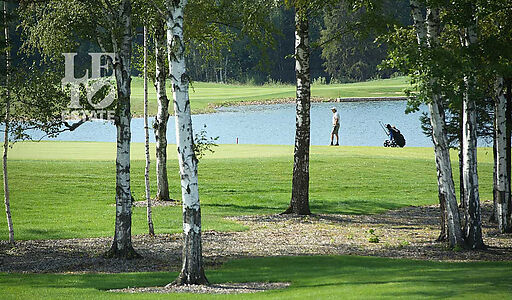 Прилесной участок в гольф Пестово