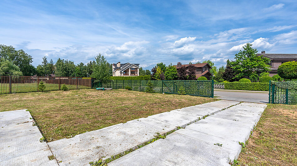 Прилесной участок в гольф Пестово