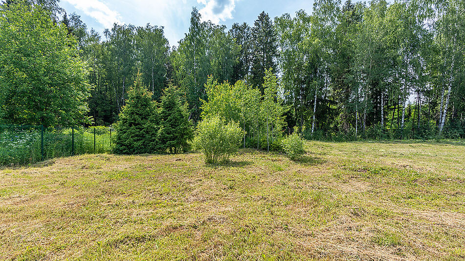 Прилесной участок в гольф Пестово