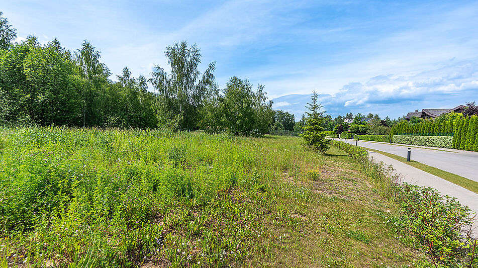 Прилесной участок в гольф Пестово