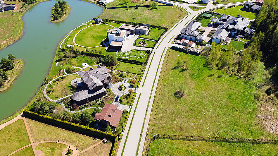 Прилесной участок в гольф Пестово